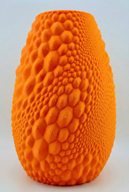 Vase sculptural design contemporain en plastique PETG orange texturé avec finition durable alvéolée.