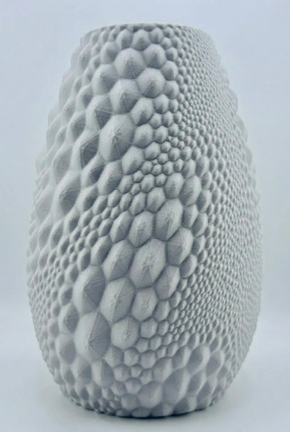 Vase sculptural gris clair en plastique PETG durable avec surface texturée alvéolée design contemporain et finition mate.