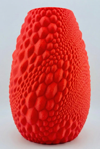 Vase design contemporain rouge texturé en PETG durable avec motifs alvéolés sculpturaux et finition mate.