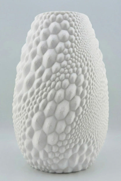 Vase sculptural blanc en plastique PETG texturé alvéolé, design contemporain durable et étanche.