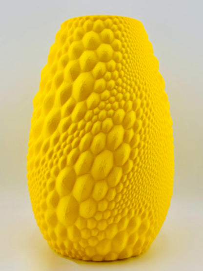 Vase sculptural jaune texturé en PETG durable avec motif alvéolé, design contemporain et finition époxy.