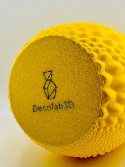 Vase design contemporain jaune texturé en PETG durable avec surface alvéolée et base époxy marquée Decofab3D.
