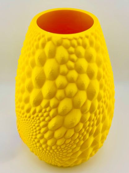 Vase jaune texturé en PETG durable avec finition alvéolée design contemporain étanche.