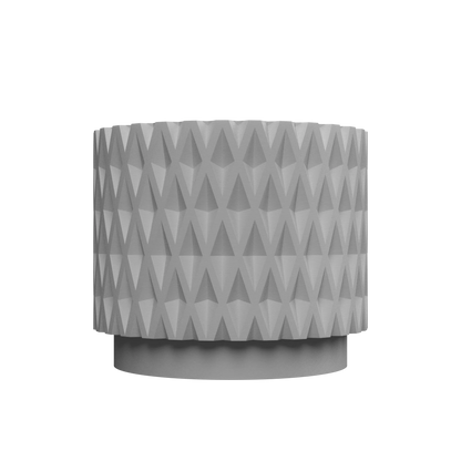 Pot décoratif gris clair cylindrique avec motif géométrique en relief triangulaire, base épaisse lisse.