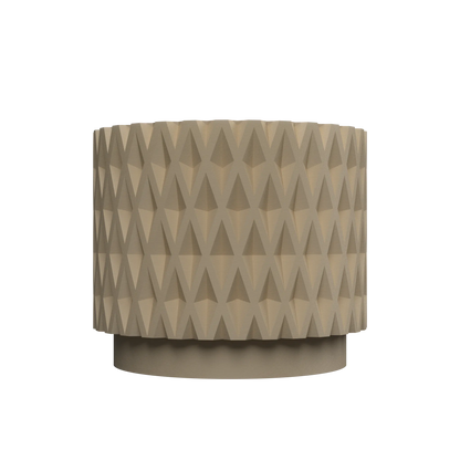 Pot décoratif gris taupe mat avec motif géométrique triangulaire en relief, forme cylindrique moderne et base légèrement.
