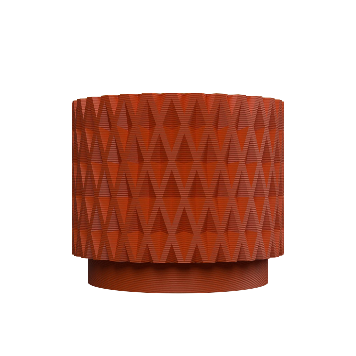 Pot décoratif cylindrique en métal rouge brique avec motif géométrique en relief en forme de losanges multidirectionnels.