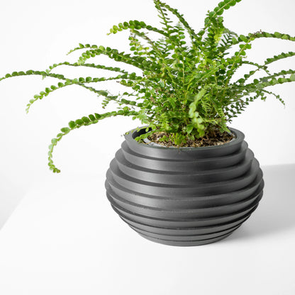 Pot décoratif Harno anthracite en matériau durable avec design contemporain en relief circulaire, plante verte luxuriante.