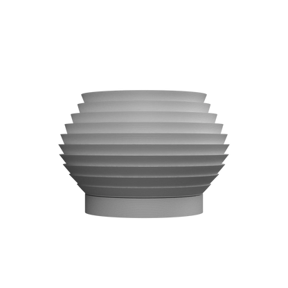 Pot décoratif gris avec surface striée horizontale en relief, forme arrondie et base plate.