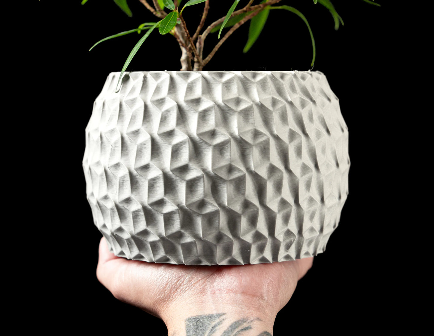 Pot décoratif hexagonal blanc en matériau durable à surface texturée en relief, design contemporain sophistiqué.