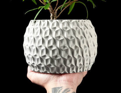 Pot décoratif hexagonal blanc en matériau durable à surface texturée en relief, design contemporain sophistiqué.