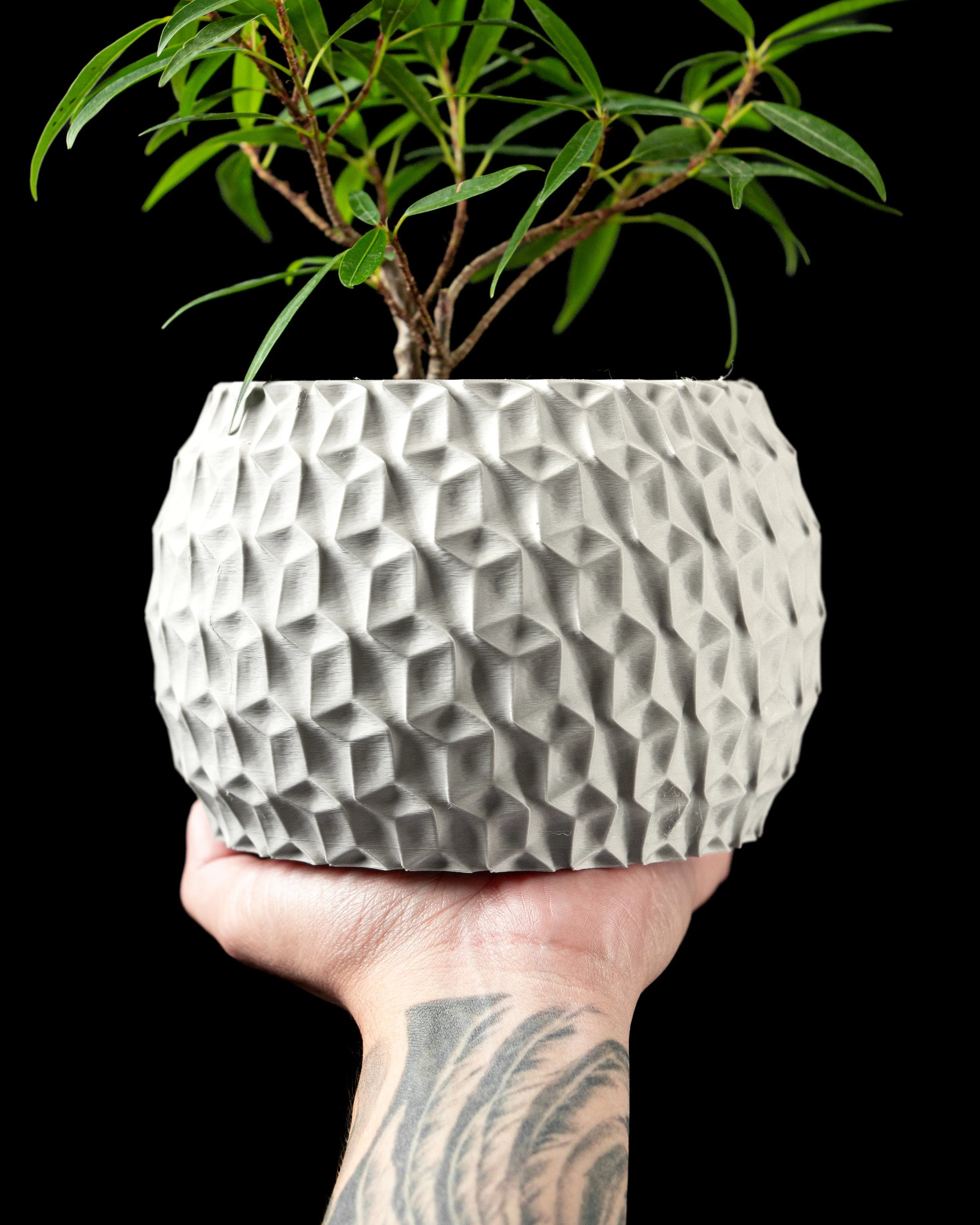 Pot décoratif hexagonal en matériau durable blanc avec design contemporain texturé en relief, moderne et élégant.