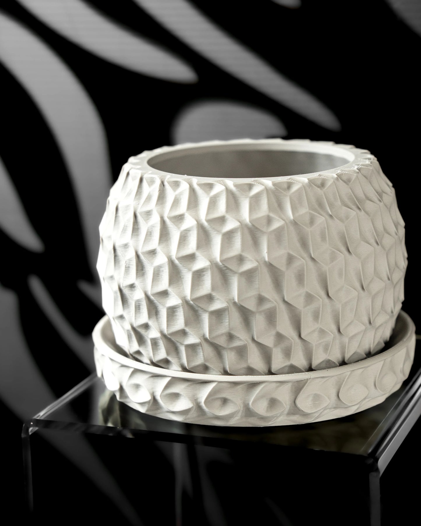 Pot décoratif blanc mat à surface texturée hexagonale en relief avec soucoupe assortie, style moderne.