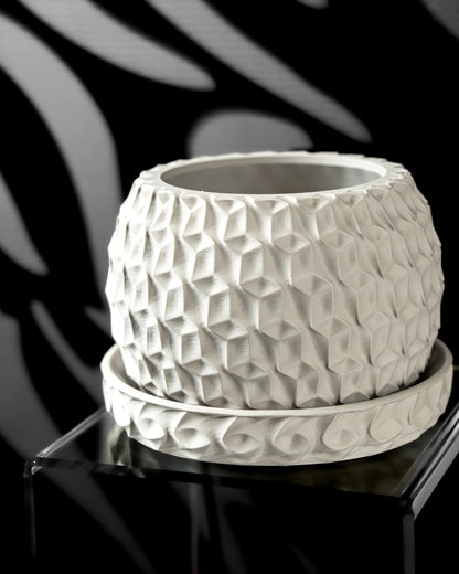 Pot décoratif blanc mat à surface texturée hexagonale en relief avec soucoupe assortie, style moderne.