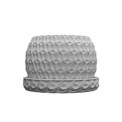 Pot décoratif gris clair en forme hexagonale avec surface en relief géométrique et soucoupe assortie texturée.