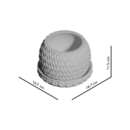 Pot décoratif blanc mat en forme hexagonale avec texture géométrique en relief et soucoupe assortie.