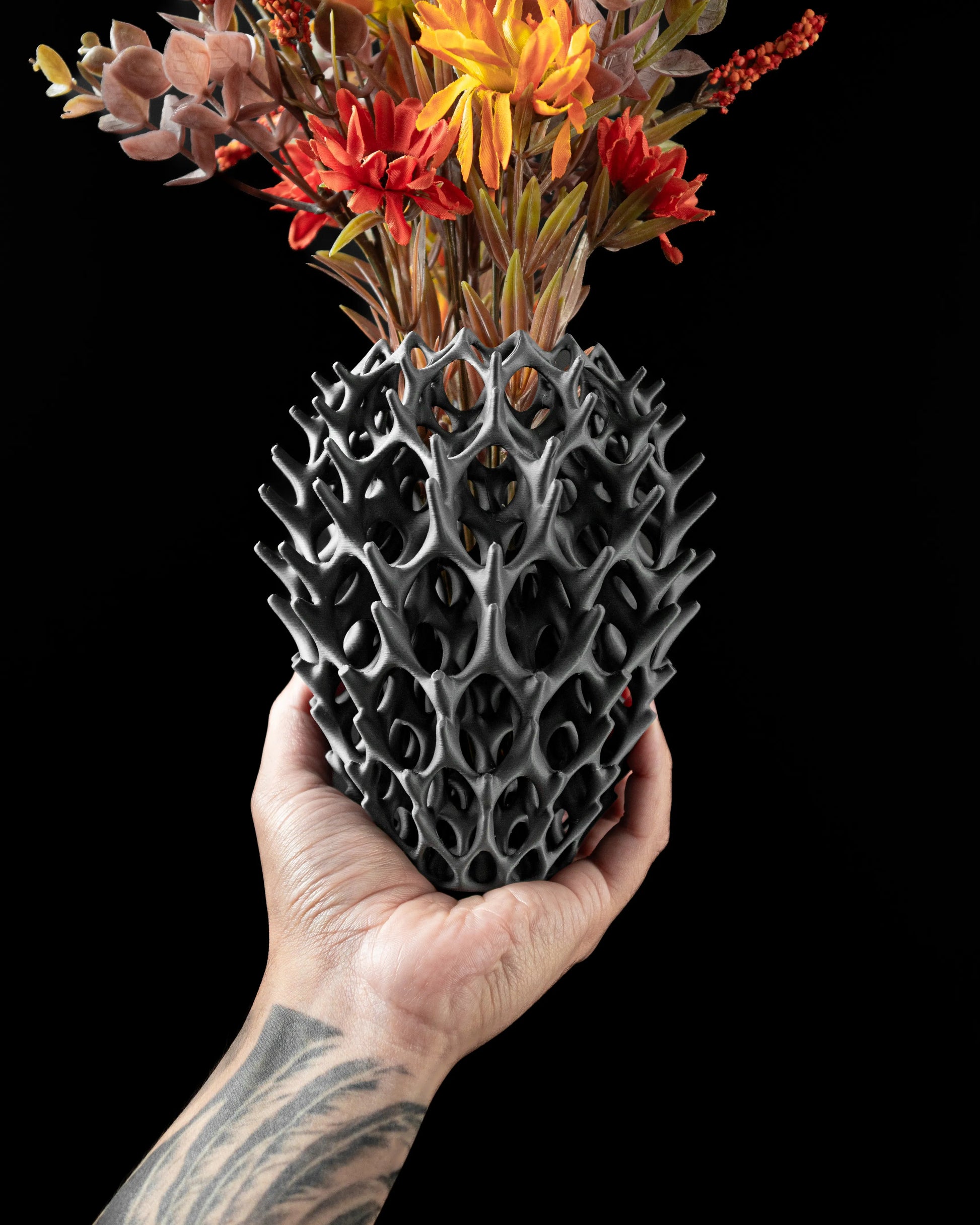 Vase anthracite 160 mm à design contemporain en matériau durable, structure inspirée machine avec fleurs séchées colorées.
