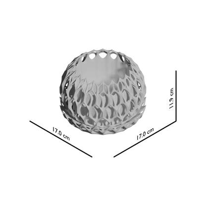Pot décoratif gris argenté en métal avec motifs ajourés en forme d’ovales allongés, structure arrondie et surface texturée.