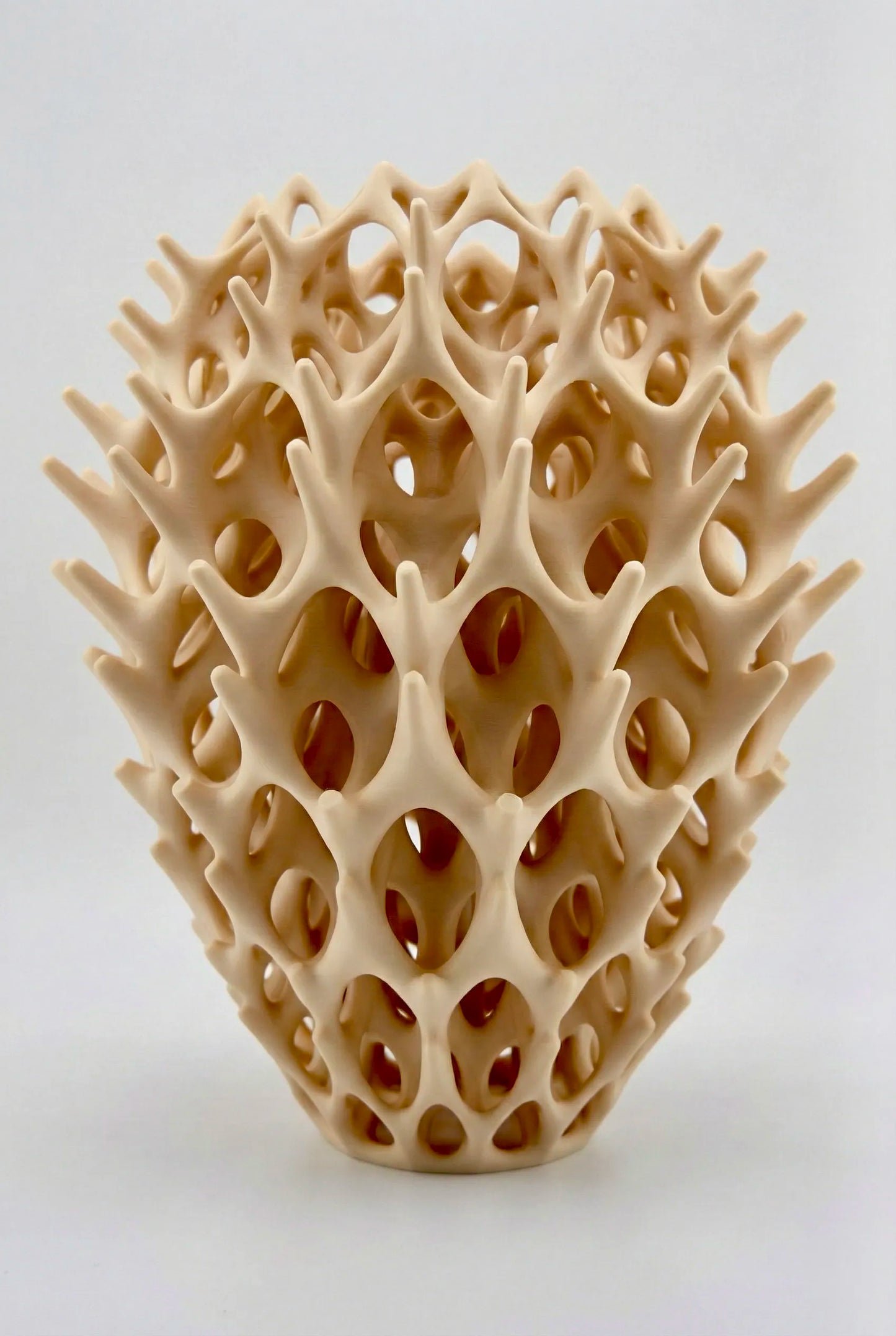 Vase Invader ajouré – sculpture design pour fleurs séchées - Vase ajouré beige au design contemporain sculptural avec motifs organiques et géométriques uniques. - Noir