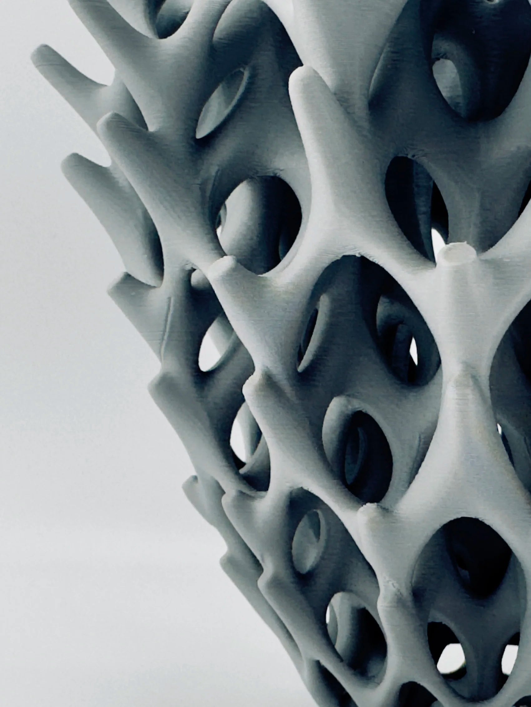 Vase Invader ajouré – sculpture design pour fleurs séchées - Vase gris clair ajouré en matériau imprimé 3D, design organique et géométrique sculptural avec motifs creux pour fleurs. - Noir