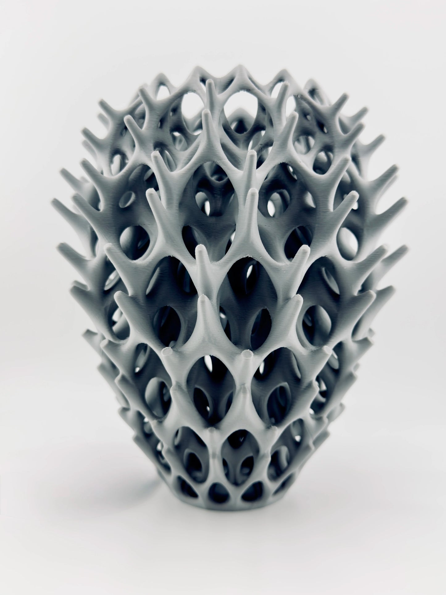 Vase Invader ajouré – sculpture design pour fleurs séchées - Vase Invader anthracite ajouré en céramique au design sculptural et organique, forme géométrique contemporaine unique. - Noir