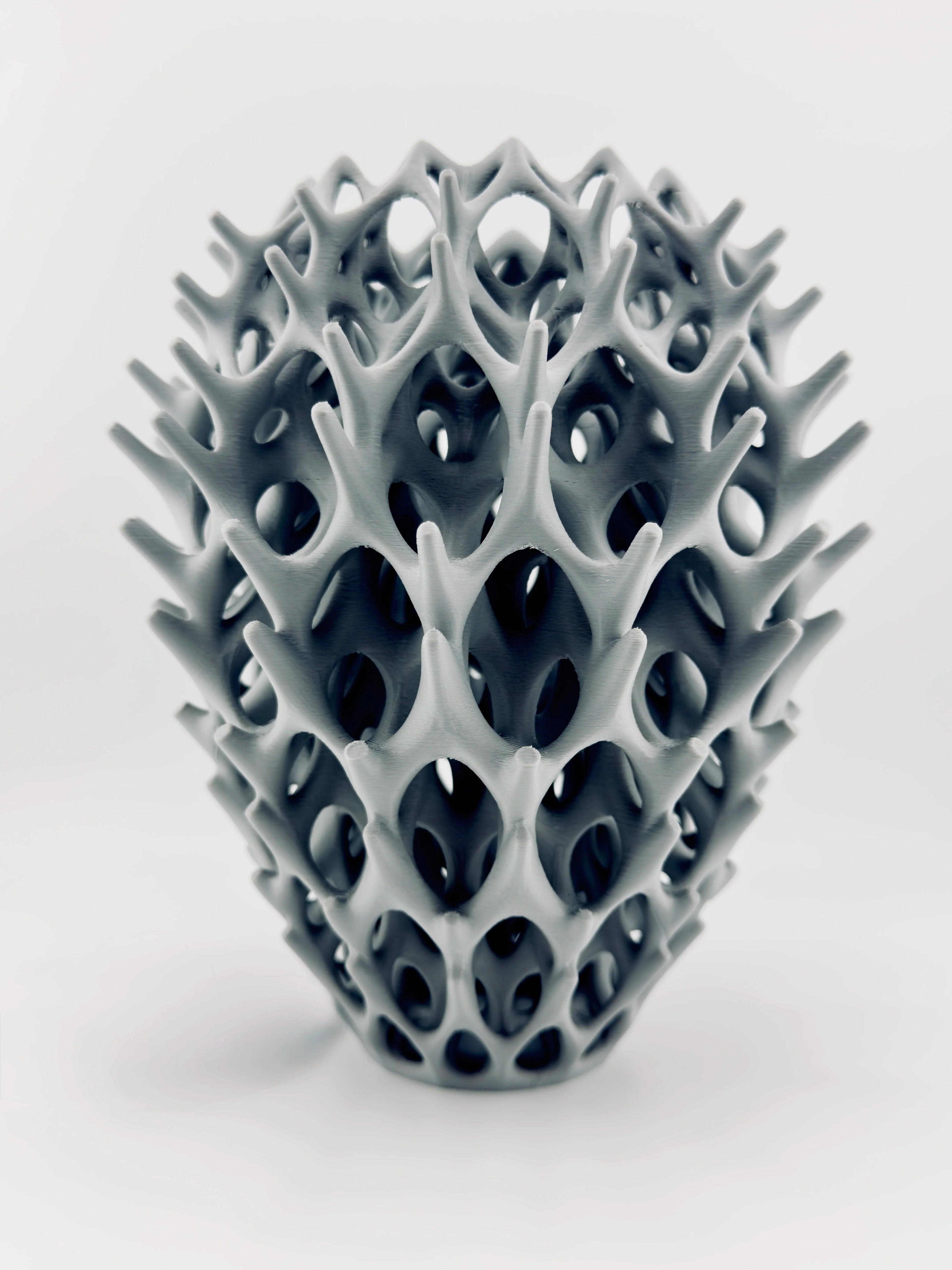 Vase Invader ajouré – sculpture design pour fleurs séchées - Vase Invader anthracite ajouré en céramique au design sculptural et organique, forme géométrique contemporaine unique. - Noir