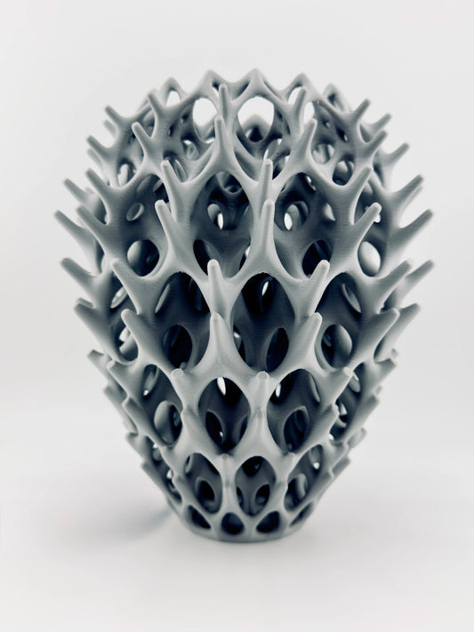 Vase Invader ajouré – sculpture design pour fleurs séchées - Vase Invader anthracite ajouré en céramique au design sculptural et organique, forme géométrique contemporaine unique. - Noir