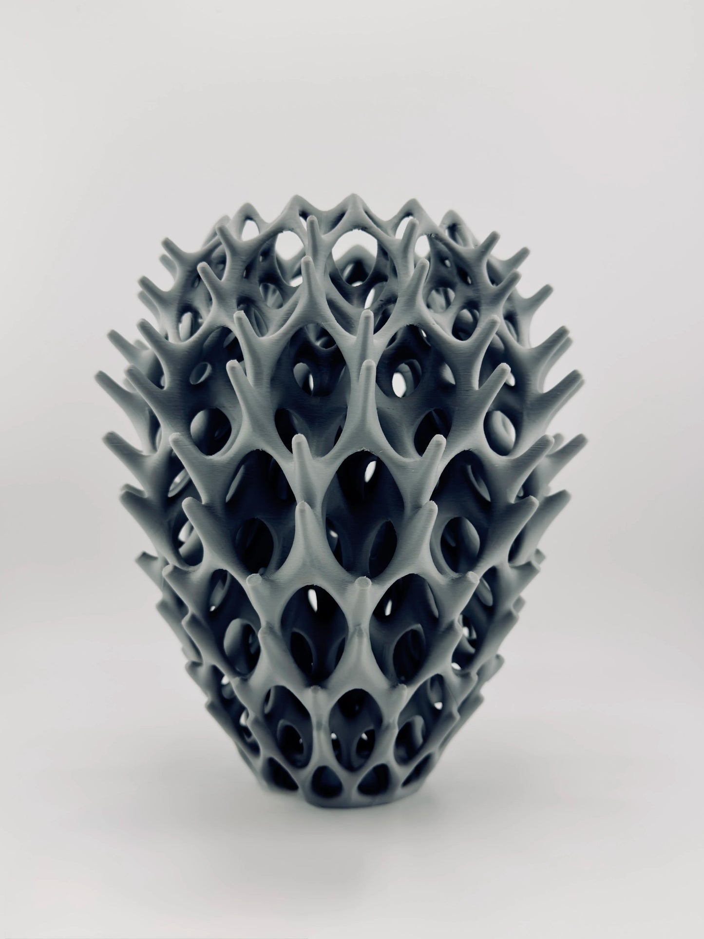 Vase Invader ajouré – sculpture design pour fleurs séchées - Vase gris clair imprimé en 3D au design ajouré organique et géométrique, forme sculpturale moderne. - Noir