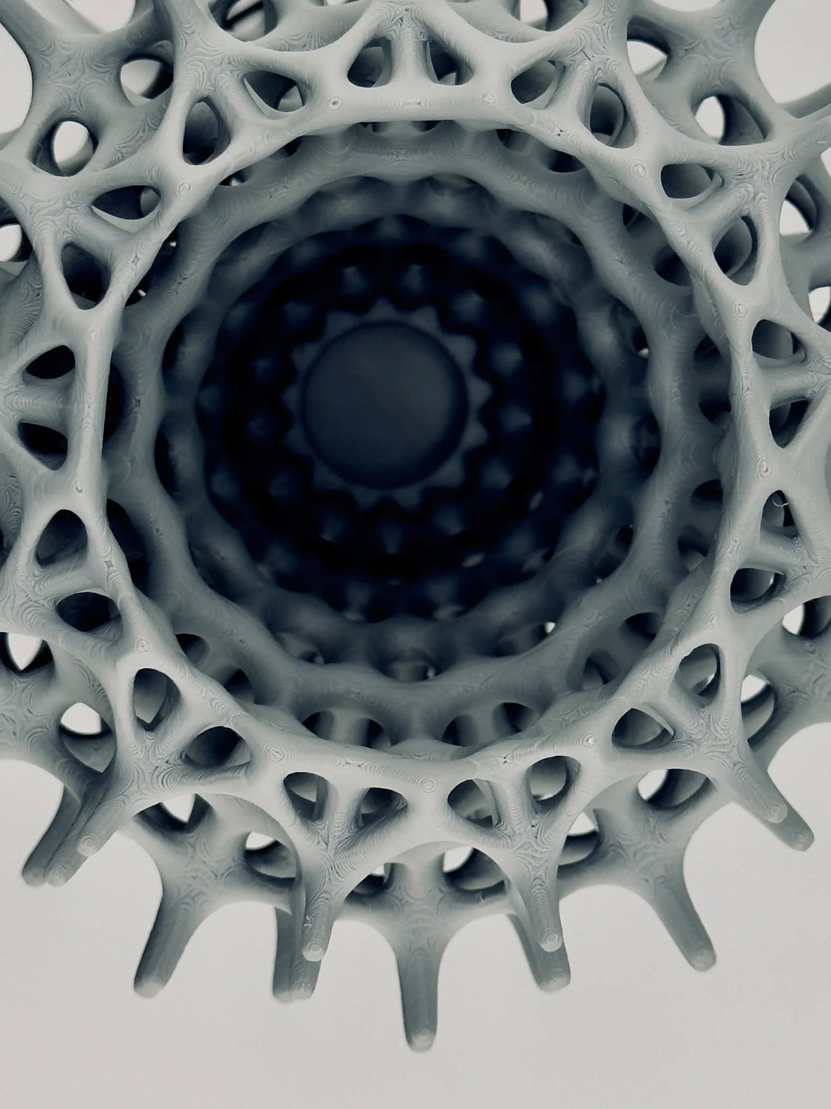 Vase Invader ajouré – sculpture design pour fleurs séchées - Vase Invader anthracite sculptural ajouré avec motif géométrique et design organique contemporain. - Noir