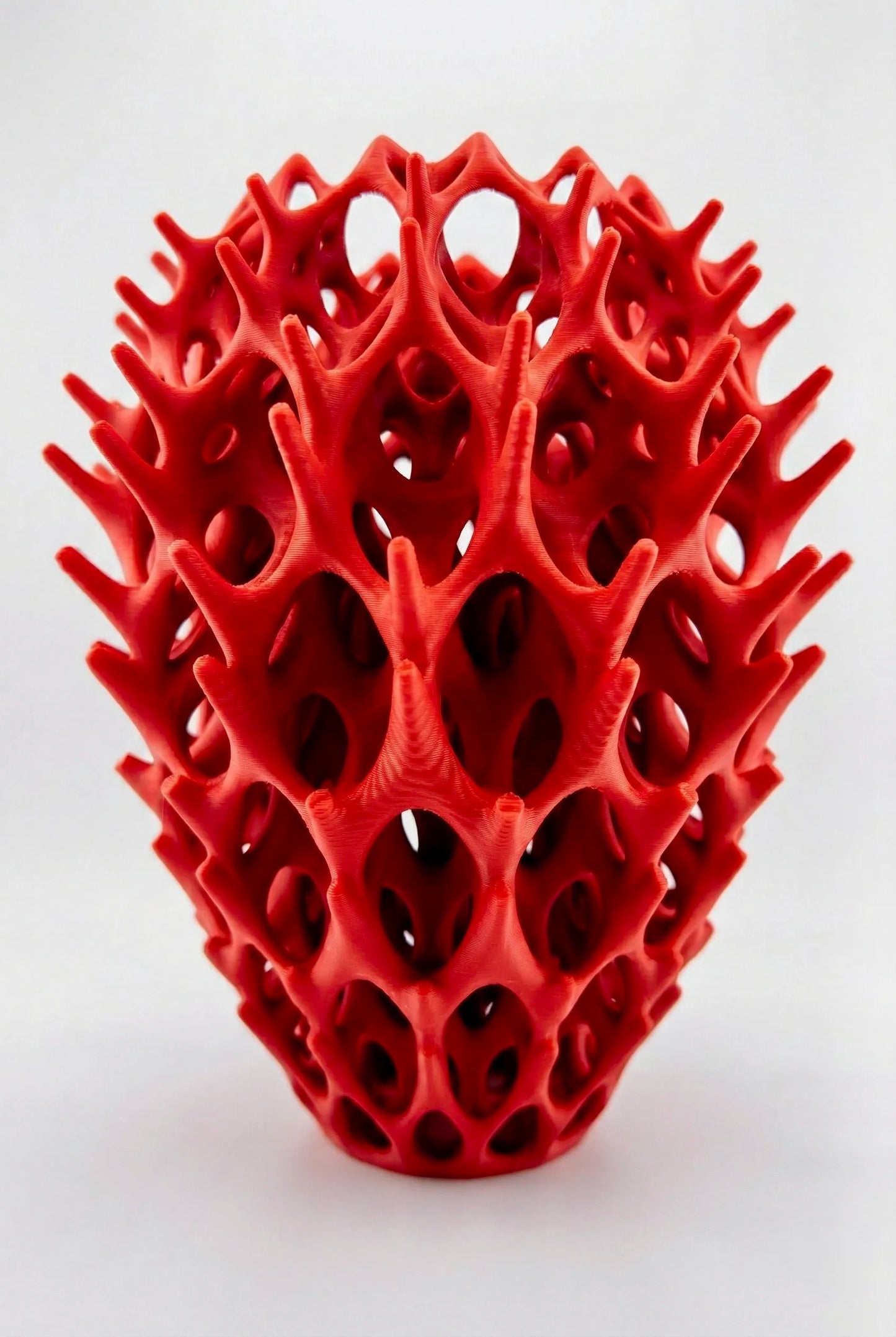 Vase Invader ajouré – sculpture design pour fleurs séchées - Vase sculptural rouge vif ajouré, forme organique et géométrique unique en design contemporain. - Noir