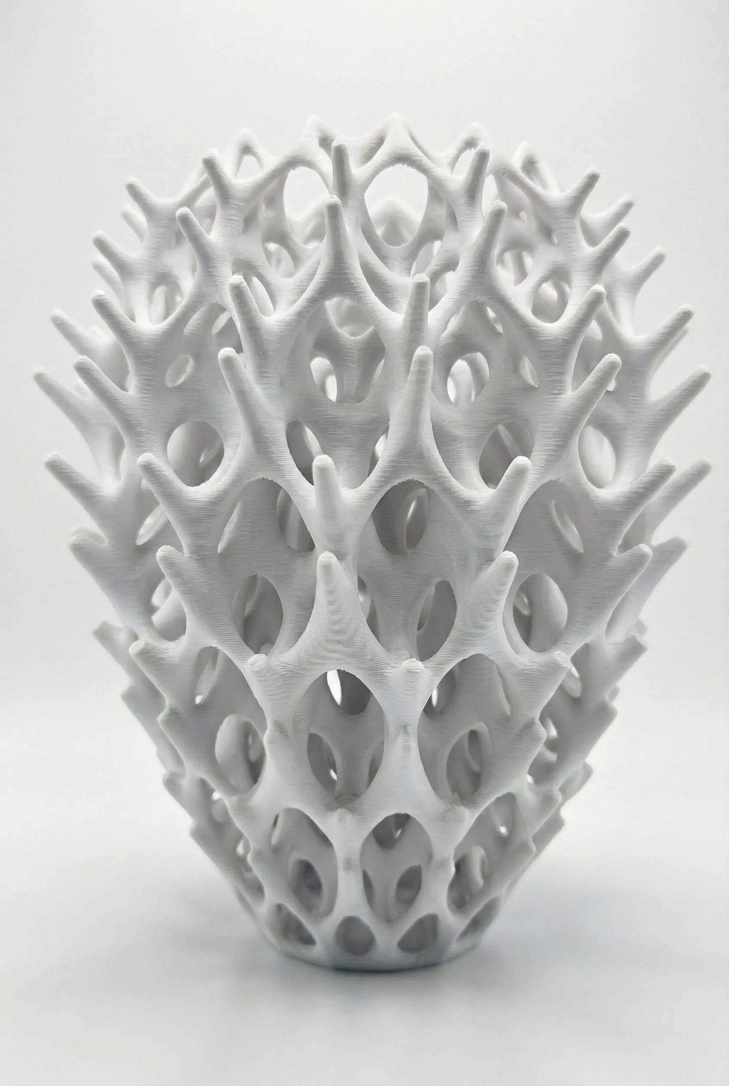 Vase Invader ajouré – sculpture design pour fleurs séchées - Vase Invader blanc ajouré en céramique avec design sculptural contemporain, forme organique et motifs géométriques uniques. - Noir