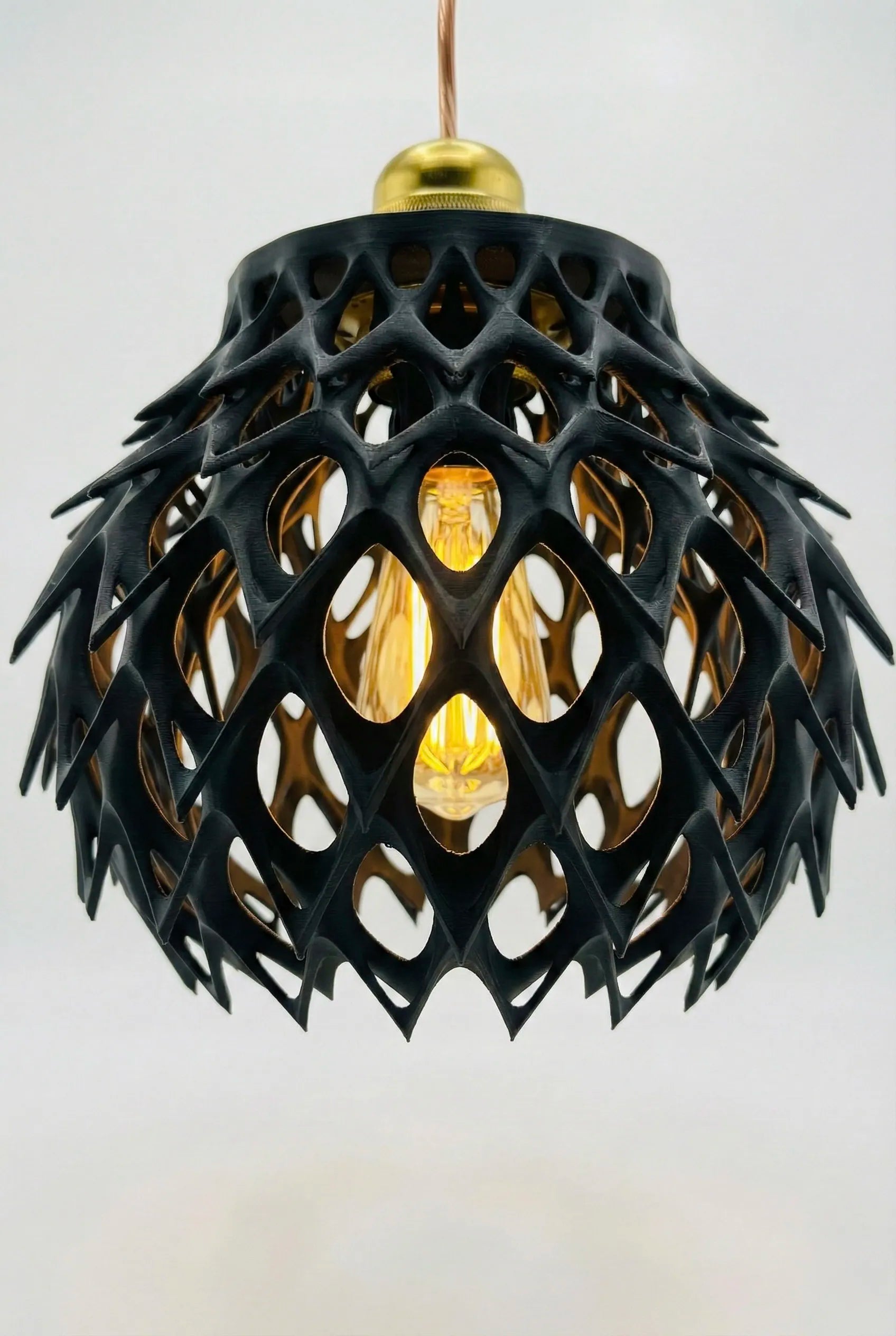 Suspension Invader – luminaire design ajouré pour intérieur moderne - Suspension noire ajourée au design contemporain sculptural avec motifs géométriques organiques, lumière dorée chaleureuse. - Noir