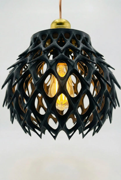 Suspension design contemporain noire ajourée en plastique durable avec effet 3D et éclairage chaud.