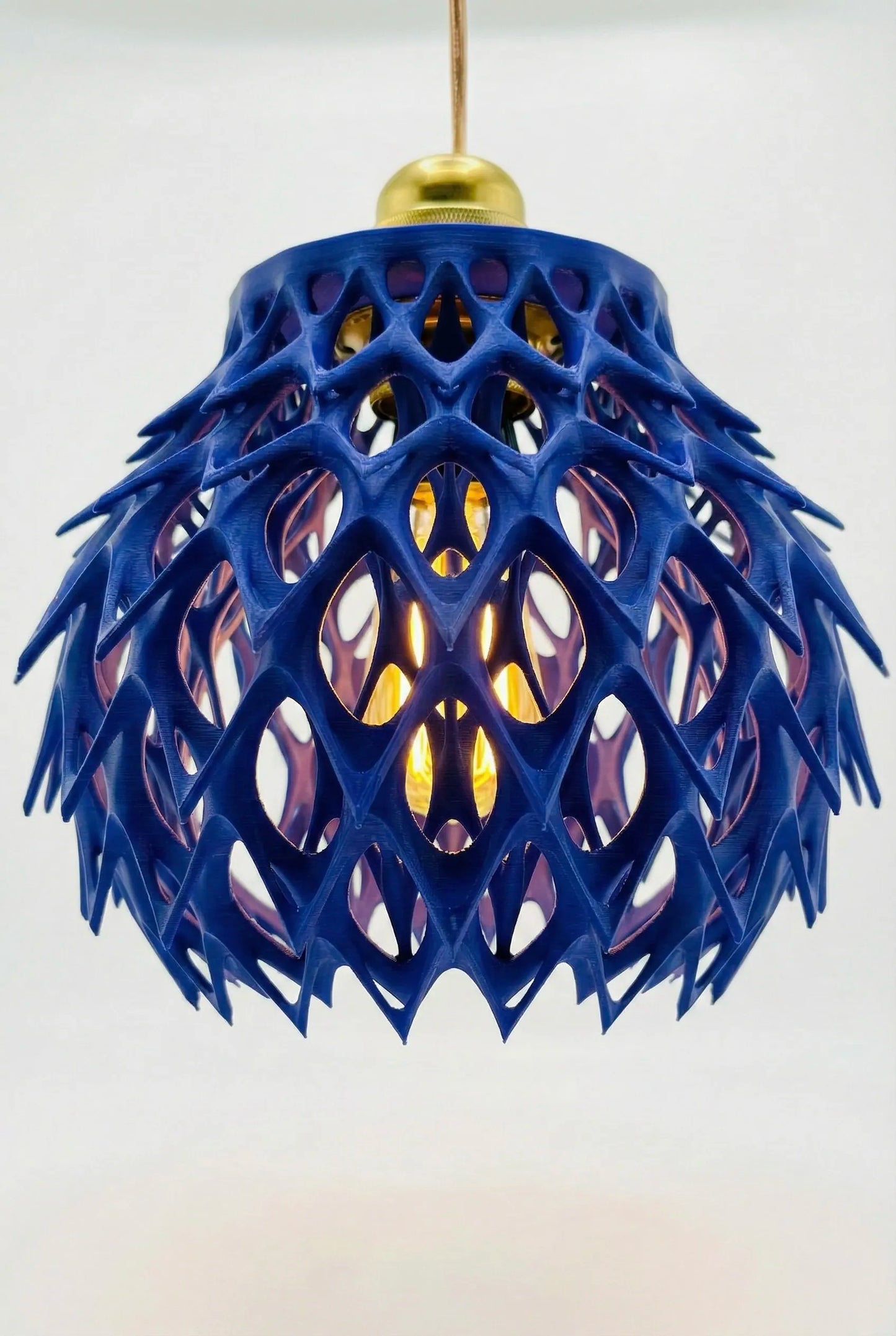 Suspension Invader – luminaire design ajouré pour intérieur moderne - Suspension Invader design contemporain en bleu, structure ajourée organique et géométrique, luminaire sculptural unique. - Noir