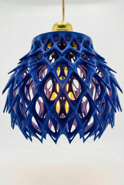 Suspension Invader en plastique bleu ajouré avec design contemporain, luminaire durable et original pour intérieur moderne.