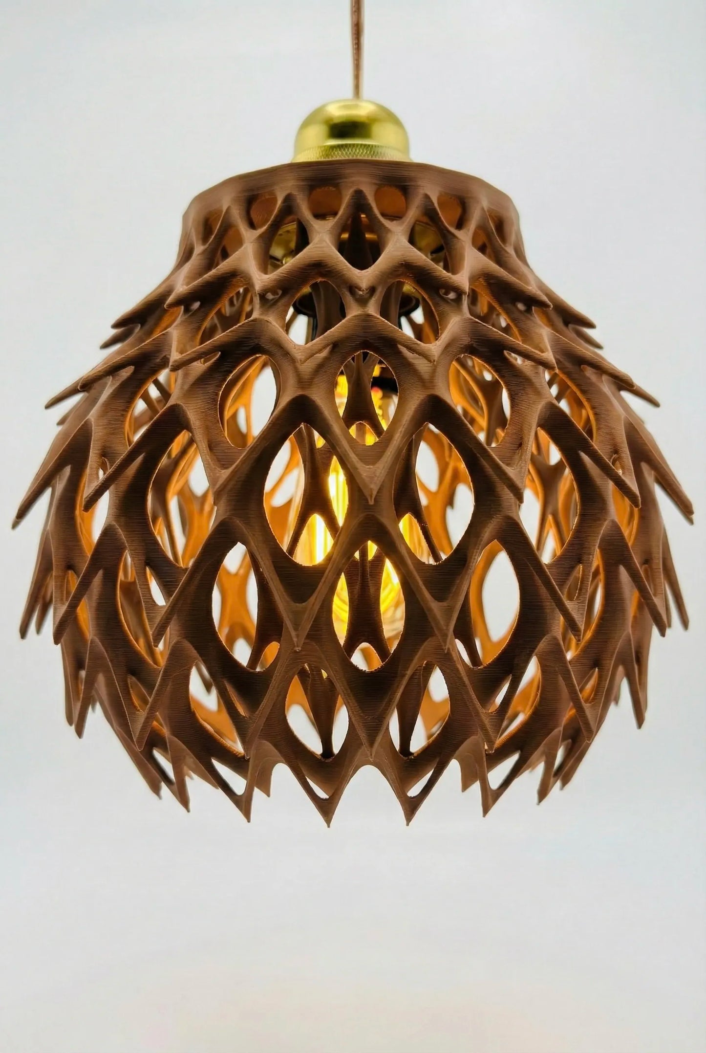 Suspension Invader – luminaire design ajouré pour intérieur moderne - Suspension Invader en bois marron, design contemporain sculptural, motifs géométriques ajourés et organiques, luminaire. - Noir
