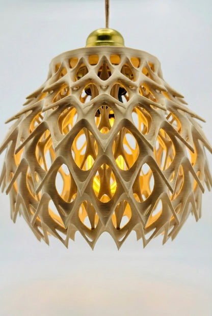 Suspension ajourée beige en plastique durable au design contemporain, forme géométrique élégante et structure légère.