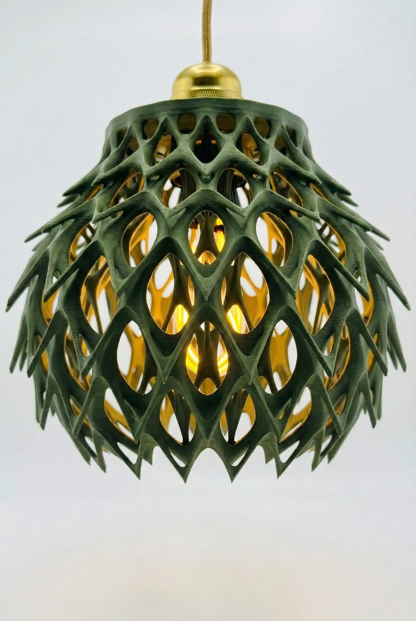 Suspension Invader – luminaire design ajouré pour intérieur moderne - Luminaire suspendu vert foncé ajouré avec motif géométrique organique et design sculptural contemporain. - Noir