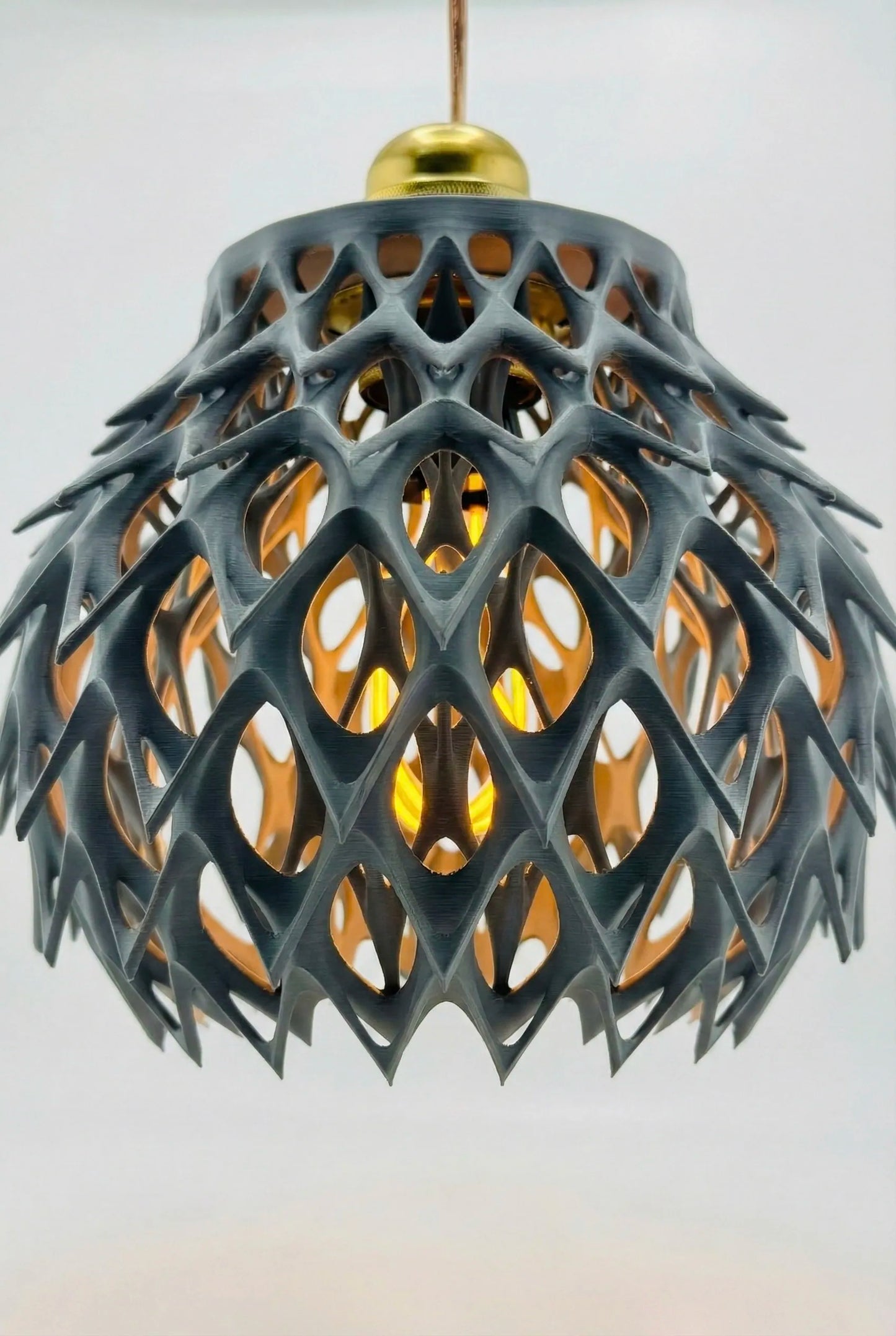 Suspension Invader – luminaire design ajouré pour intérieur moderne - Suspension Invader noire au design sculptural organique ajouré, formes géométriques uniques en métal contemporain. - Noir