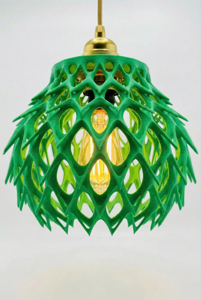 Suspension design contemporain en plastique durable vert ajouré avec ampoule visible et fixation dorée.