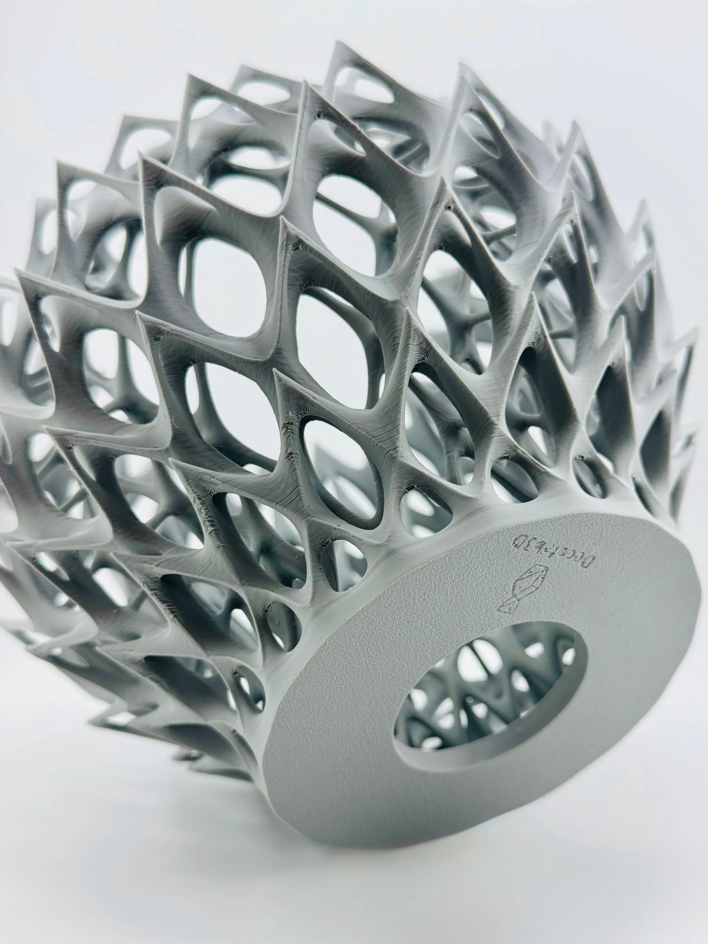 Suspension Invader – luminaire design ajouré pour intérieur moderne - Luminaire suspension gris anthracite au design sculptural organique et géométrique ajouré, forme unique contemporaine. - Noir