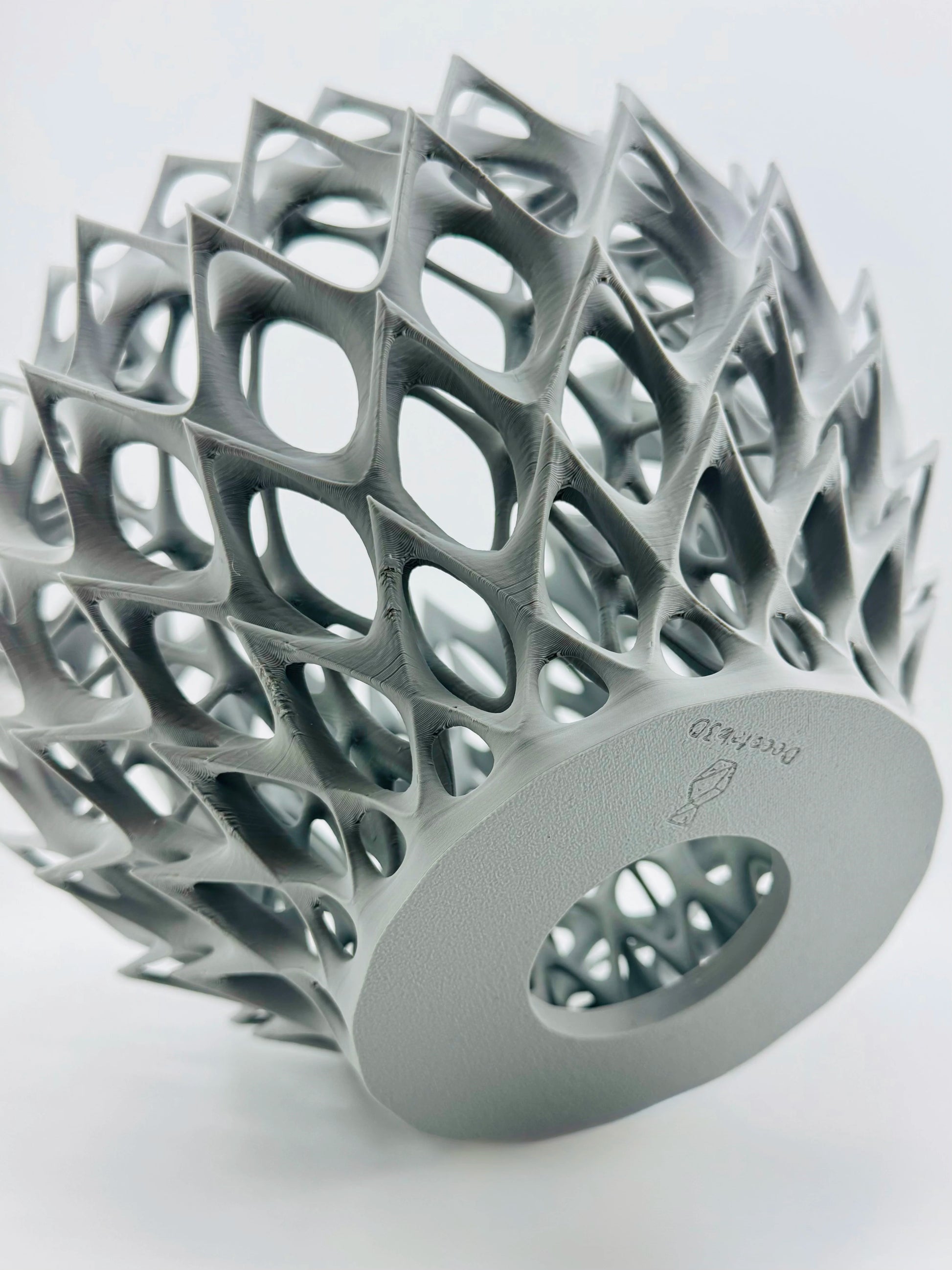 Suspension Invader – luminaire design ajouré pour intérieur moderne - Luminaire suspension gris anthracite au design sculptural organique et géométrique ajouré, forme unique contemporaine. - Noir