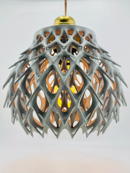 Suspension design contemporain en plastique gris ajouré à motif organique, luminaire durable et moderne avec ampoule visible .