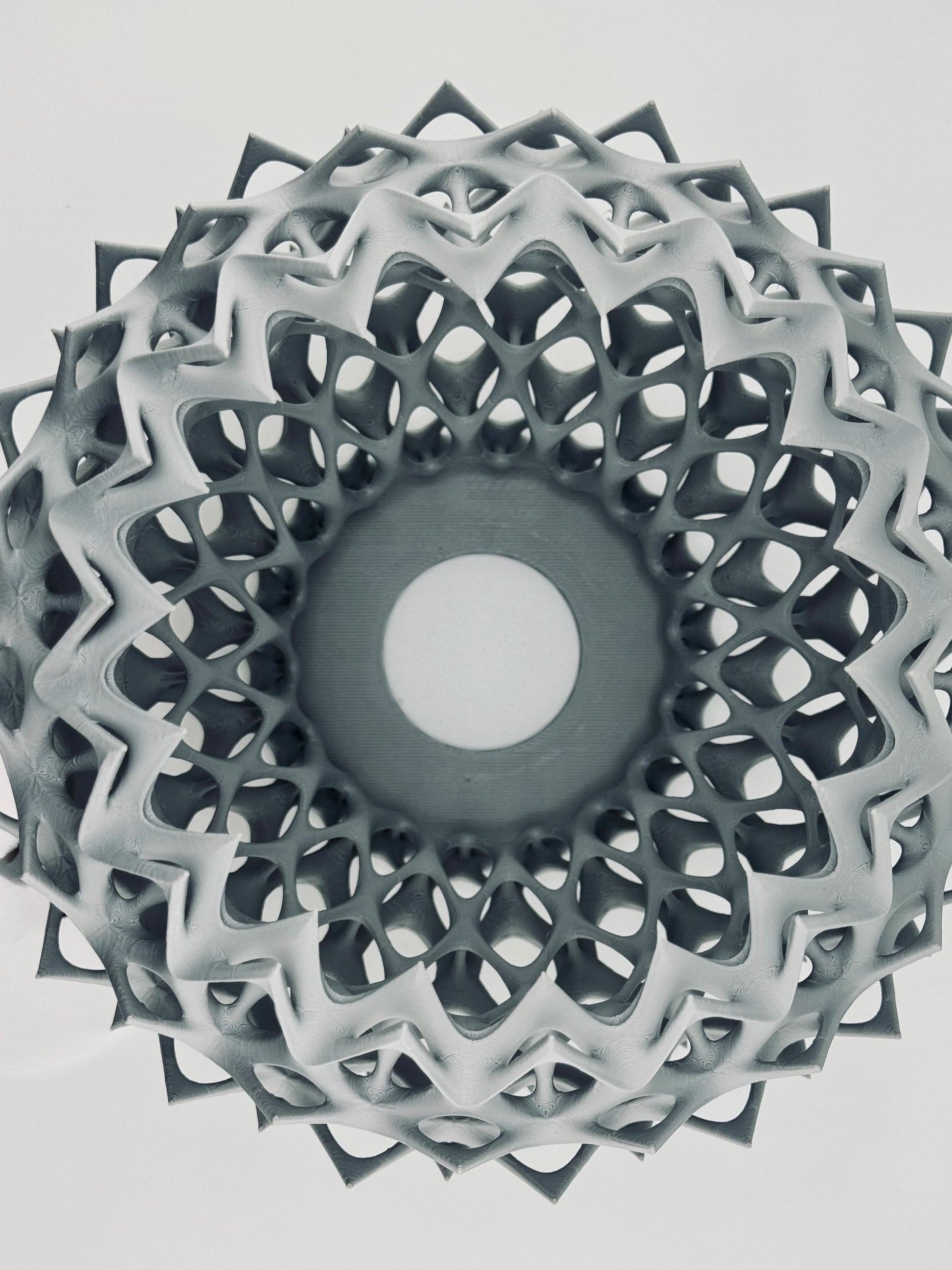 Suspension Invader – luminaire design ajouré pour intérieur moderne - Suspension sculpturale blanche en plastique ajouré avec motifs géométriques et forme organique, effet d'ombre complexe. - Noir