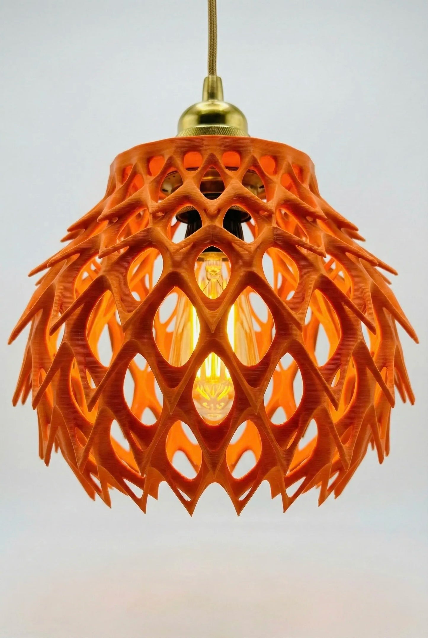Suspension Invader – luminaire design ajouré pour intérieur moderne - Suspension orange sculpturale en design contemporain, ajourée organique avec motifs géométriques uniques. - Noir