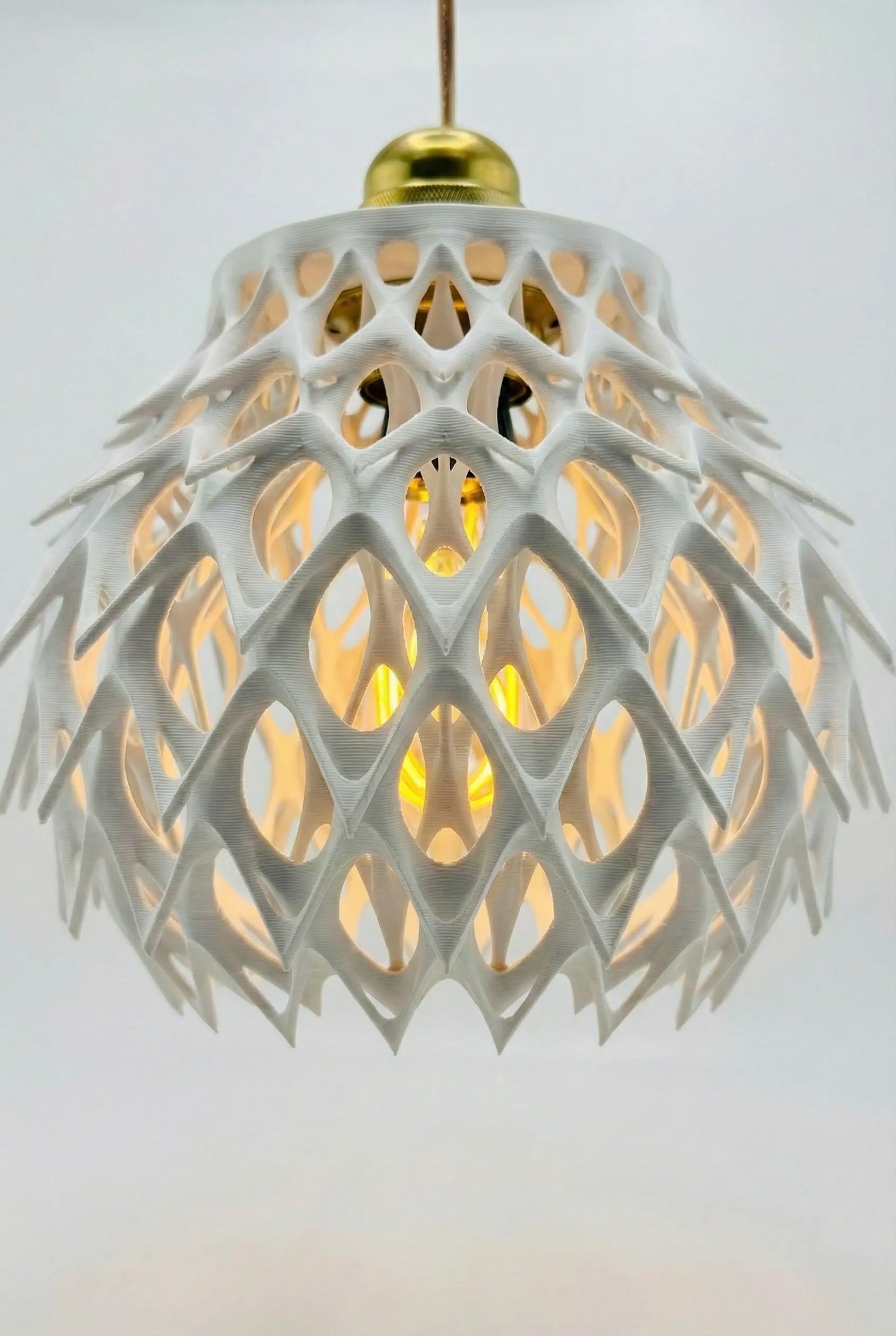 Suspension Invader – luminaire design ajouré pour intérieur moderne - Suspension blanche à design sculptural organique ajouré avec motifs géométriques uniques, luminaire contemporain au style. - Noir