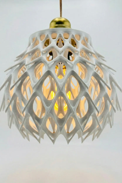 Suspension ajourée blanche en plastique durable avec design contemporain et structure en forme de maille géométrique,.