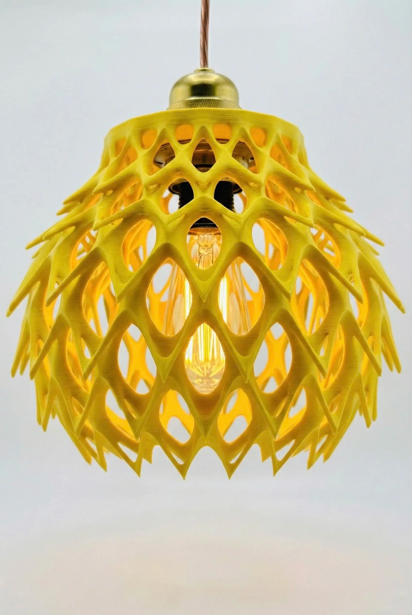 Suspension Invader – luminaire design ajouré pour intérieur moderne - Suspension jaune en design sculptural ajouré, forme organique et géométrique unique, style contemporain. - Noir