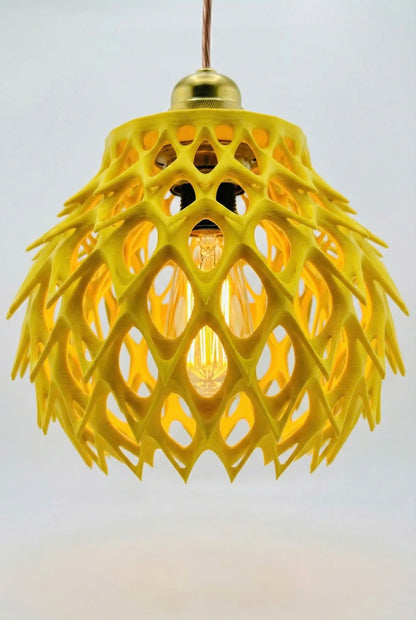 Suspension jaune ajourée en plastique durable, design contemporain avec motifs géométriques ouverts, luminaire moderne pour.