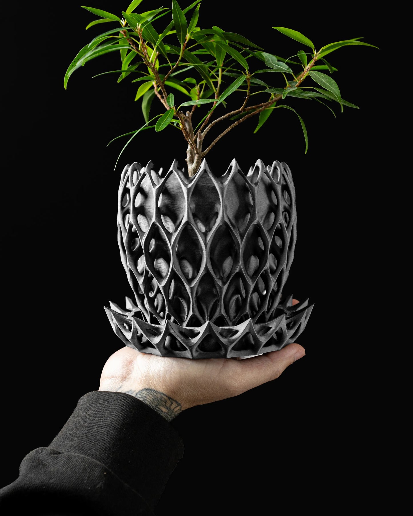 Pot décoratif Invader anthracite en matériau durable avec design contemporain texturé, socle assorti.