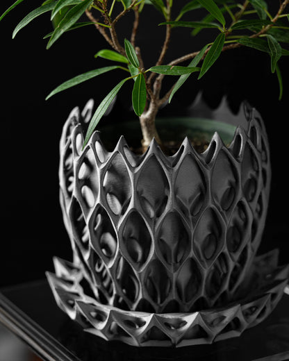 Pot décoratif anthracite au design contemporain en matériau durable à motifs géométriques en relief avec soucoupe assortie.
